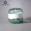 Jarron pequeño de vidrio verde con blanco