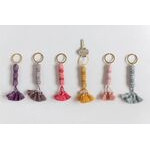 Llavero con decoracion de borlas en varios colores 16 cms