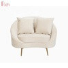 Sofa individual curvo con dos cojines en tela bouclé color beige 110 x 80 x 82 cm