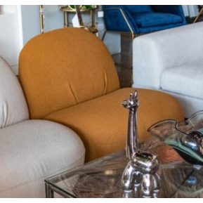 Sofa individual con base giratoria de acero inoxidable en tela bouclé color mostaza 78 x 85 x 69 cm