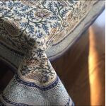 Mantel de tela en diseño de flor amarilla y azul de 1.55 x 1.55 mts en algodón