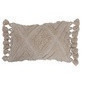 Cojin de algodón color beige con borlas y apliques de rombo 24 x 16"