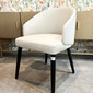 Silla de comedor piel sintetica beige patas de madera negras 58 x 55 x 79"