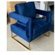 Butaca con apoyabrazo con estructura base dorada en tercipelo azul 84 x 75 x 86 cm