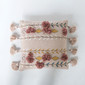 Cojin beige con apliques trensado y borlas diferentes colores 20"