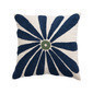 Cojin beige diseño bordado de flor azul 20"