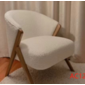 butaca en boucle beige base de madera 58 x 59 x 70"