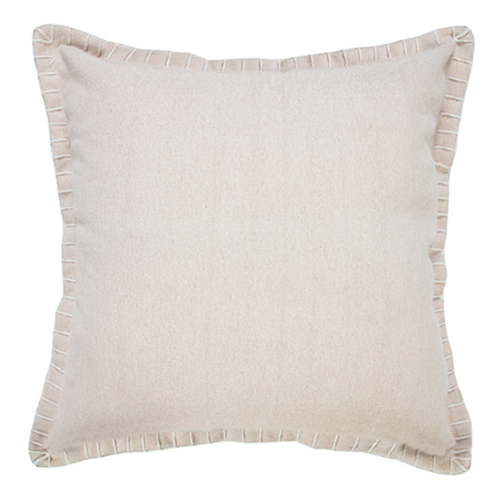 Cojin natural con bordado alrededor 20×20″