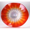 Plato de vidrio con el centro color transparente y orilla color rojo con naranja