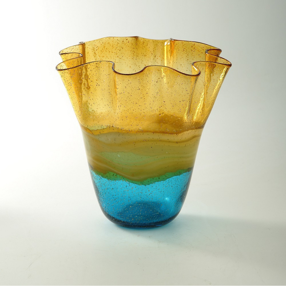 Jarron bajo de vidrio con orilla irregular en tonos celeste y amarillo 10″x10.5″