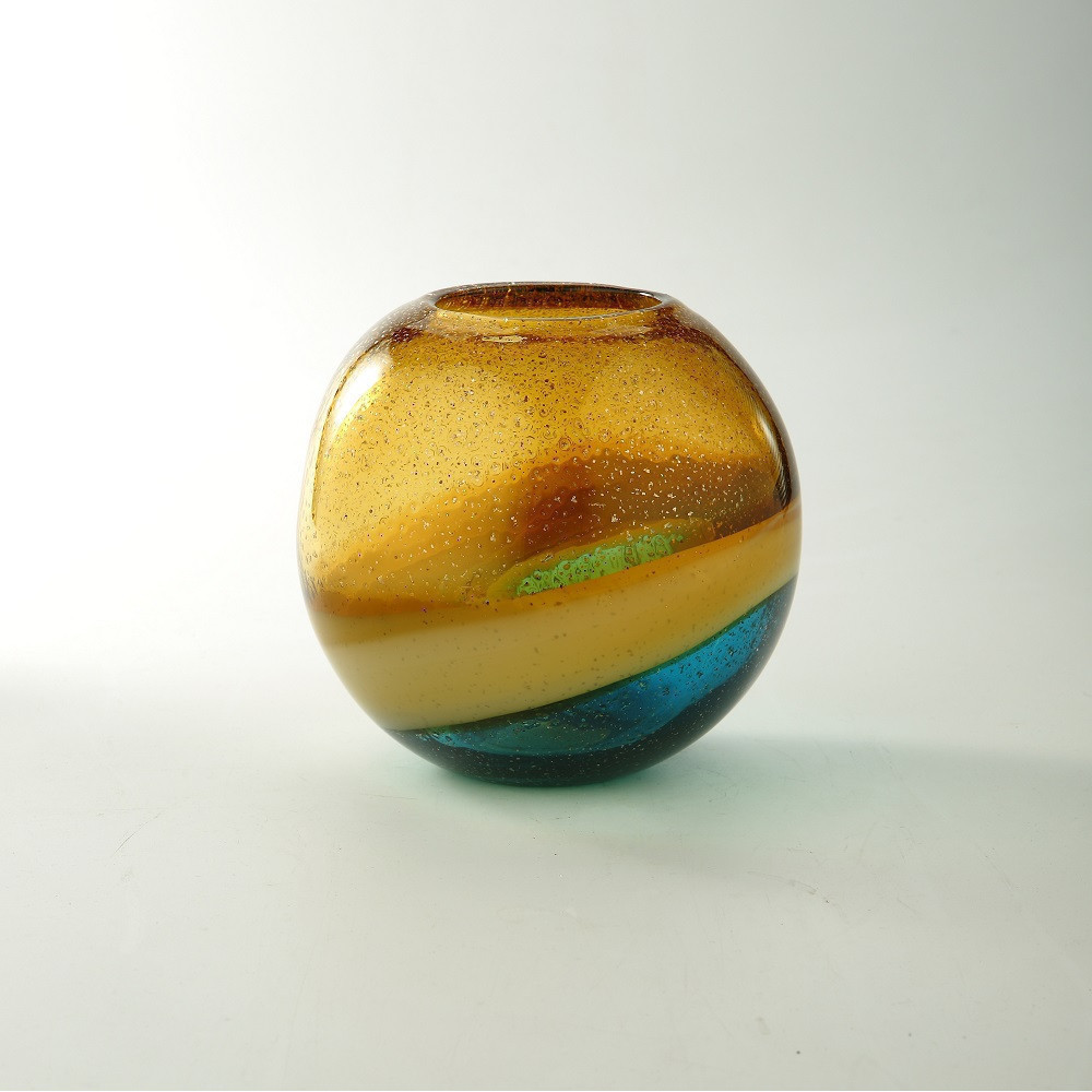 Jarron  pequeno de vidrio en tonos dorado y celeste 6.5″x7″