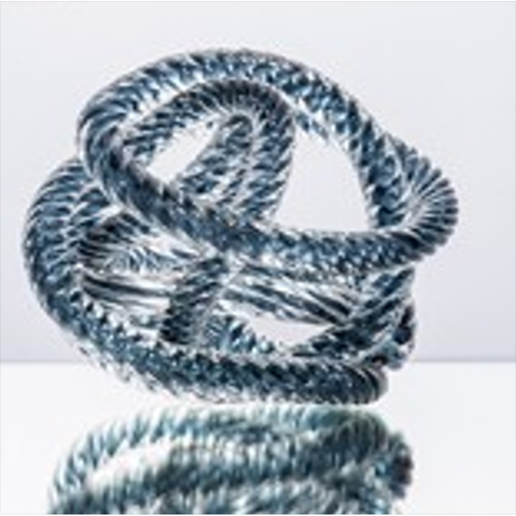 Adorno  de vidrio en forma de nudo en color azul 6″