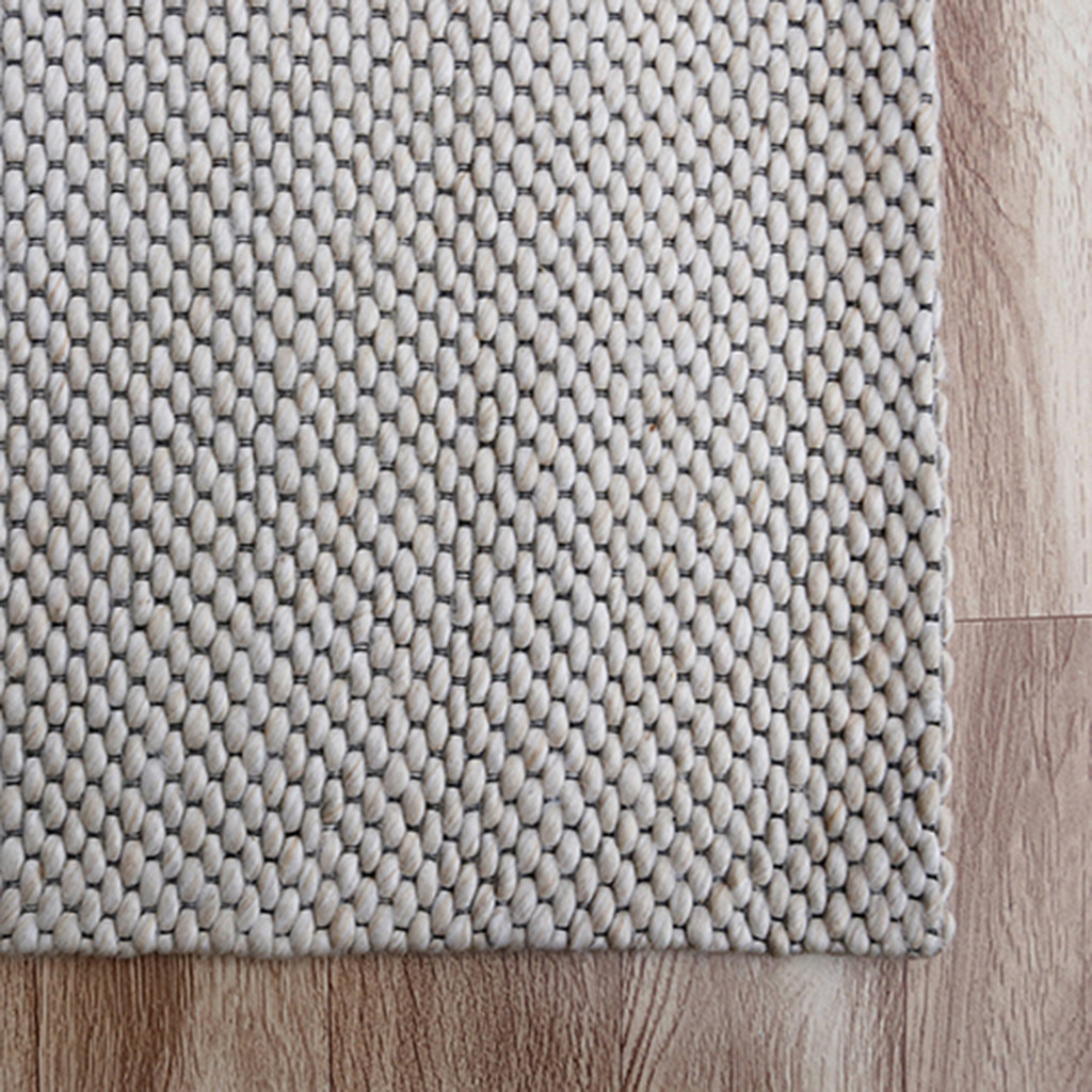 Alfombra de 95% lana y 5 % nylon beige  1.52 x 2.35 mts