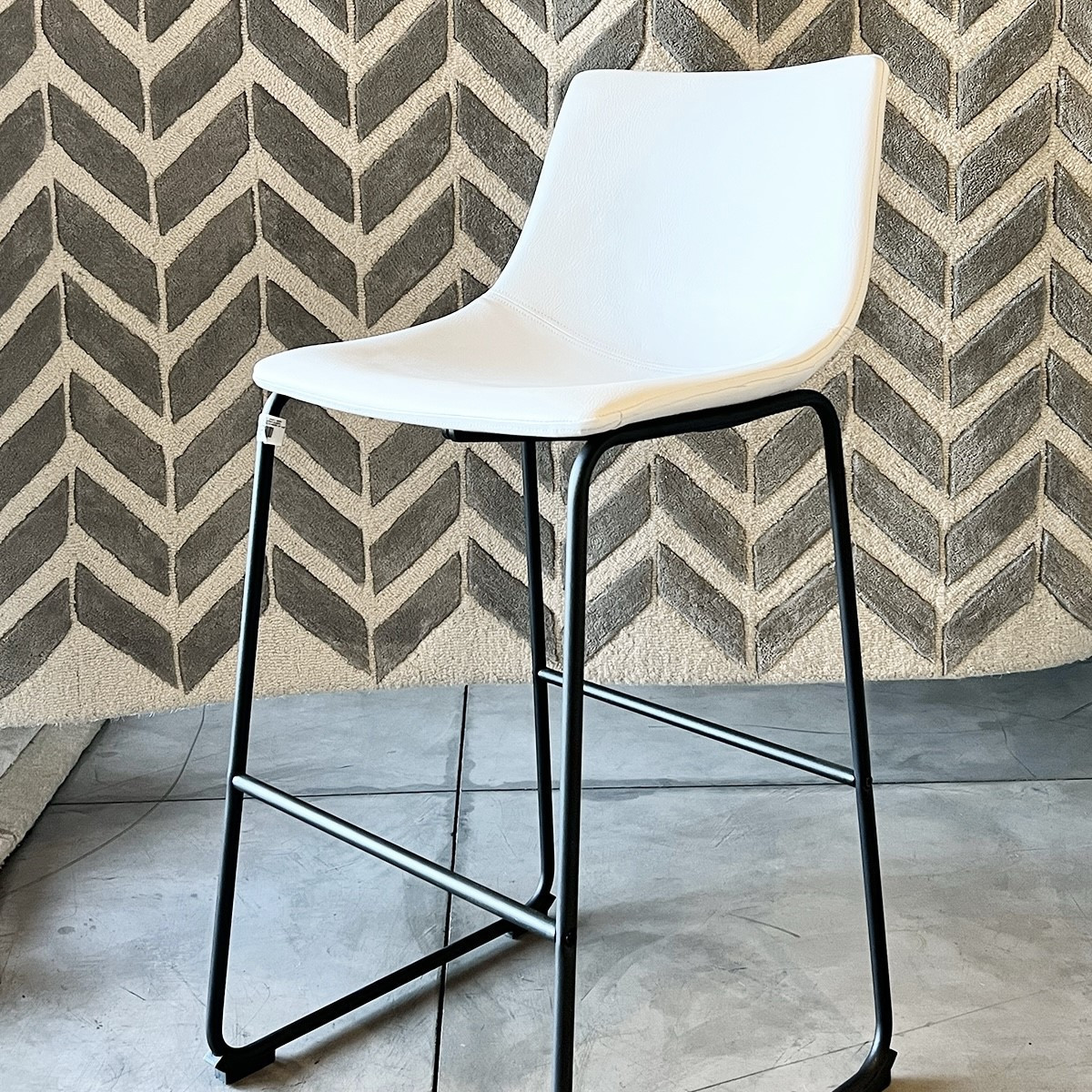 Barstool petra cuerina blanca con patas color negro 18″ x 22″ x 38.5″