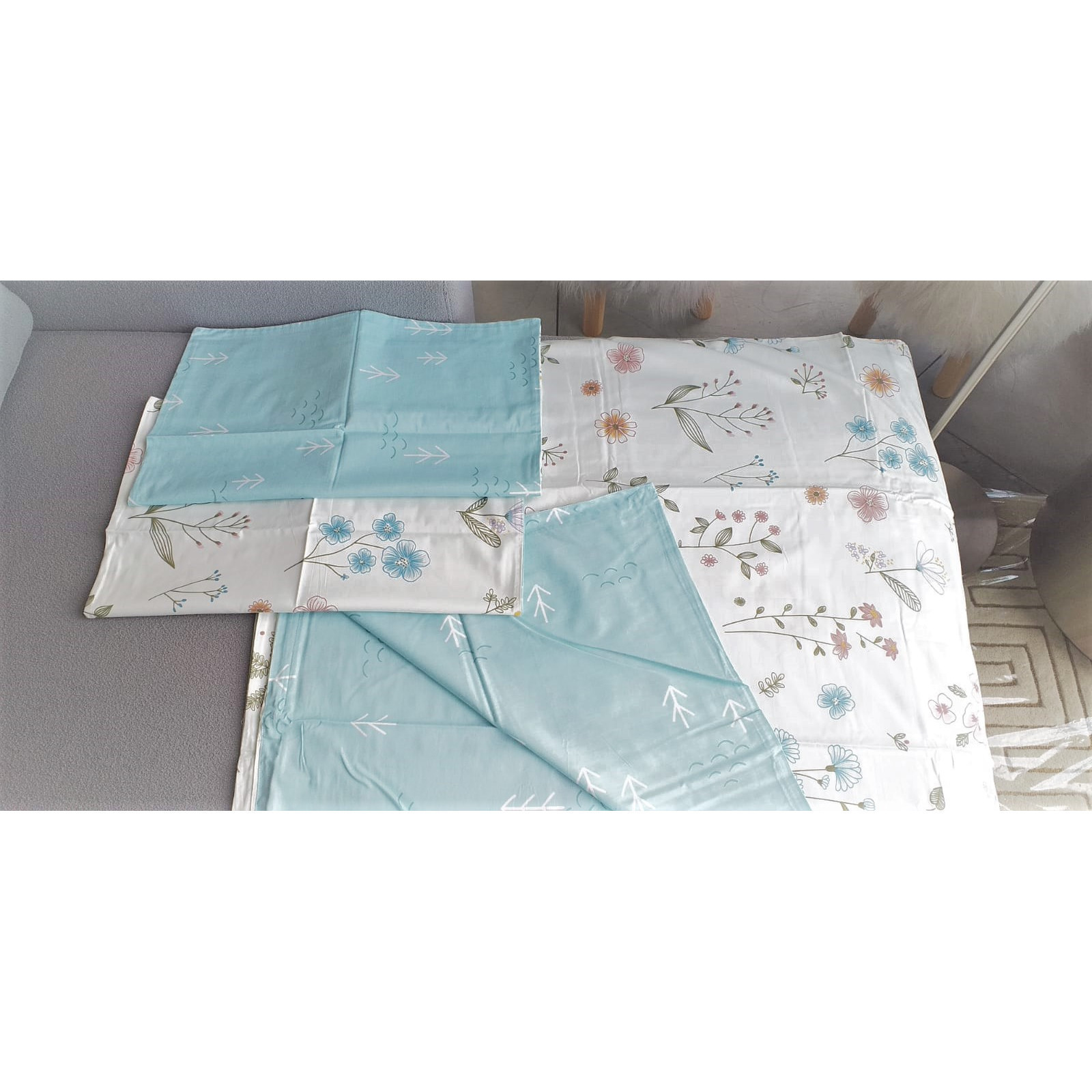 Duvet tamaño twin  fondo blanco con decoracion de diferentes tipos de flores y colores 100% algodón
