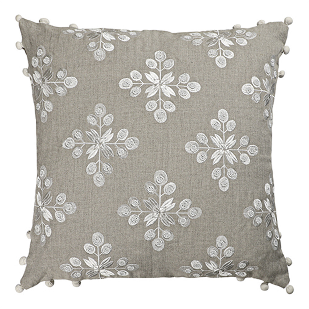 Cojin bordado de flores blancas fondo beige de lino 20 x 20″