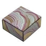 Caja decorativa cuadrada de 4.25x4.25x3.25" diseño curvas rosado blanco y dorado