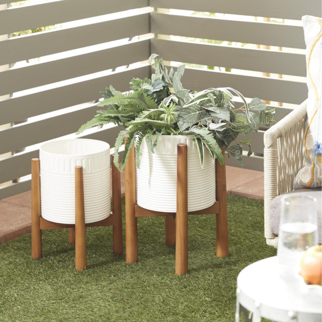 Maceta de metal blanca con soporte de madera removible 15″