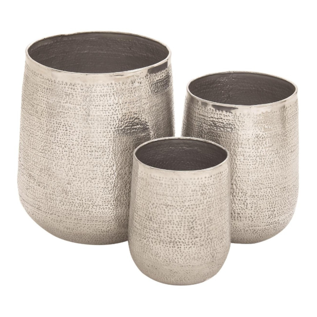 Maceta ancha de aluminio plateado con acabado martillado 13″