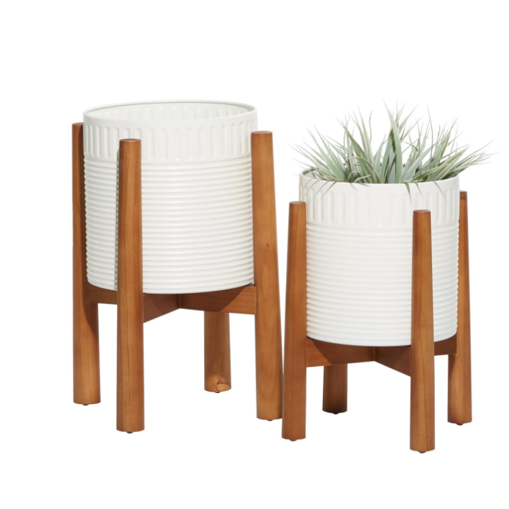 Maceta de metal blanca con soporte de madera removible 17"