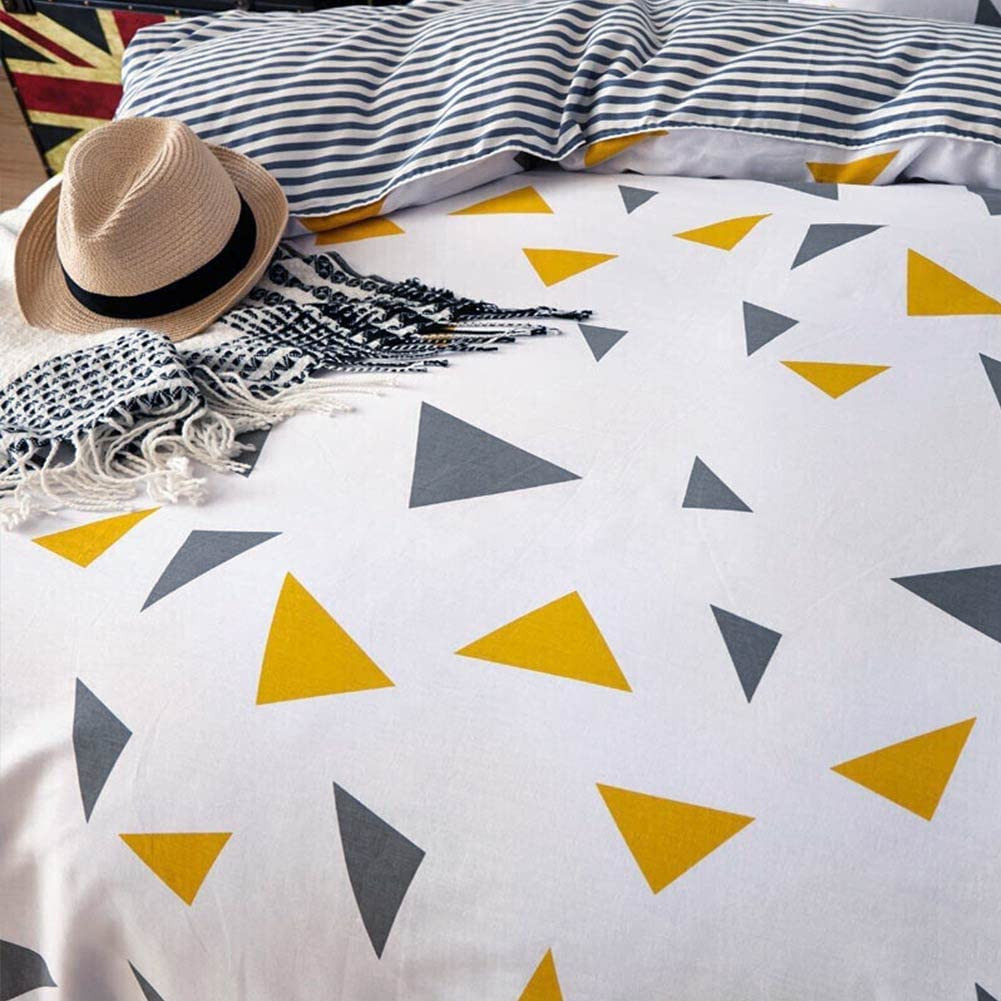 Duvet queen  fondo blanco con decoración de triangulos en diferentes tamaños color negro y amarillo