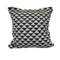 Cojin blanco y negro triangular de 22 x 22"