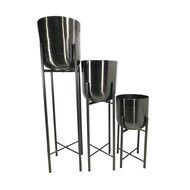 Maceta jardinera metalica color negro con soporte de metal de 20"