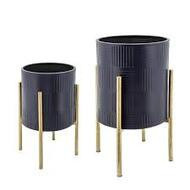 Maceta de metal color negro con estructura pequeña