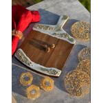 Tabla de madera con decoracion de recina  blanca