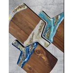 Tabla de madera con decoracion de recina  azul